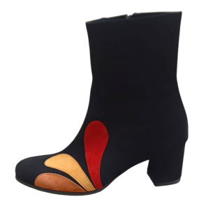 Χειροποίητο δερμάτινο καστόρινο μαύρο μποτάκι με τριχρωμο σχέδιο.