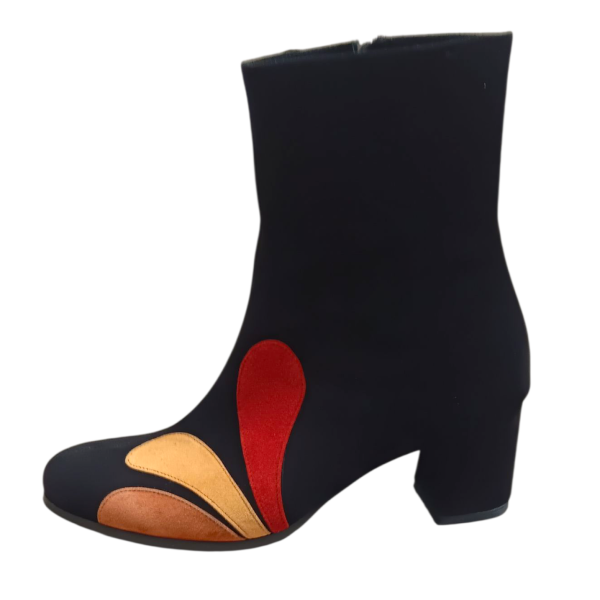 Χειροποίητο δερμάτινο καστόρινο μαύρο μποτάκι με τριχρωμο σχέδιο.