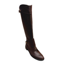 Χειροποίητη δερμάτινη μπότα ιππασίας σε σκούρα σοκολατί απόχρωση, με μπρονζέ διακοσμητικό φερμουάρ, ζωνάκι και μεταλλική λεπτομέρεια