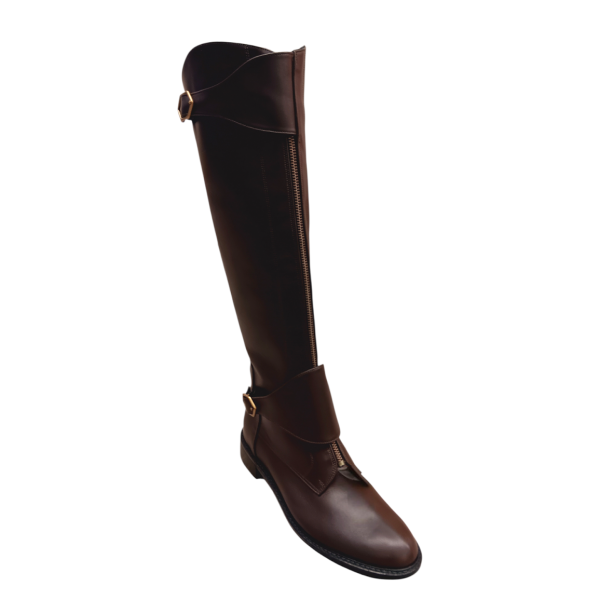 Χειροποίητη δερμάτινη μπότα ιππασίας σε σκούρα σοκολατί απόχρωση, με μπρονζέ διακοσμητικό φερμουάρ, ζωνάκι και μεταλλική λεπτομέρεια