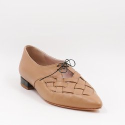 Χειροποίητα φλατ παπούτσια από μπεζ δέρμα, με τακούνι 2 εκ. ντυμένο σε σκούρο πράσινο δέρμα.   