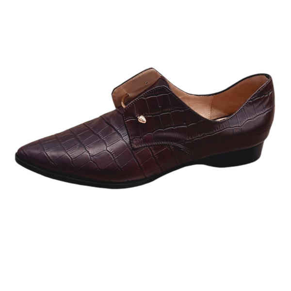 Χειροποίητο δερμάτινο παπούτσι τύπου loafer σε μπορντό απόχρωση, διακοσμημένο με χρυσή αγκράφα.