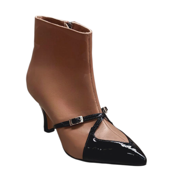 Χειροποίητο δερμάτινο μποτάκι, σε συνδυασμό μαύρου λουστρινιού και δέρματος σε χρώμα πούρου.