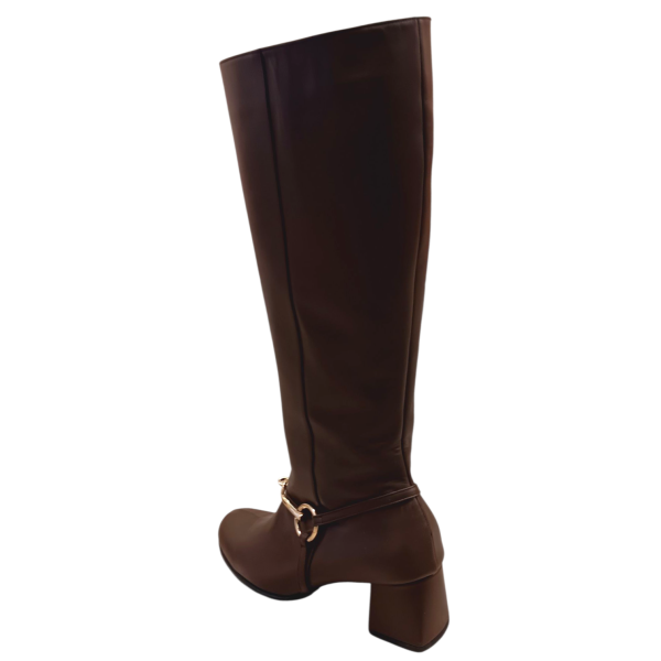 Χειροποίητη δερμάτινη μπότα με φερμουάρ σε σκούρο σοκολατί χρώμα, με χρυσή διακοσμητική λεπτομέρεια.