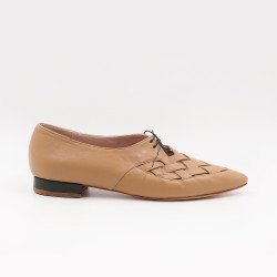 Χειροποίητα φλατ παπούτσια από μπεζ δέρμα, με τακούνι 2 εκ. ντυμένο σε σκούρο πράσινο δέρμα.   