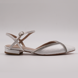 Χειροποίητο φλατ παπούτσι σε άσπρο περλέ δέρμα με ασημένια τρέσα