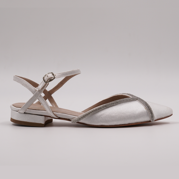 Χειροποίητο φλατ παπούτσι σε άσπρο περλέ δέρμα με ασημένια τρέσα