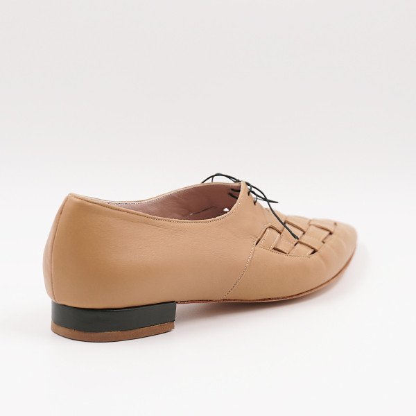 Χειροποίητα φλατ παπούτσια από μπεζ δέρμα, με τακούνι 2 εκ. ντυμένο σε σκούρο πράσινο δέρμα.   