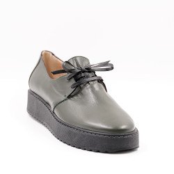 Χειροποίητο δερμάτινο παπούτσι σε λαδι χρώμα με μαύρα κορδόνια