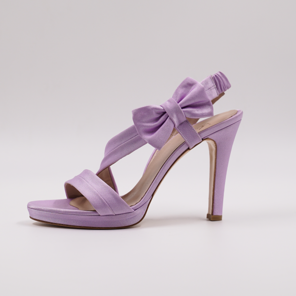Χειροποίητο νυφικό πέδιλο σε λιλά κρεπ σατέν ύφασμα