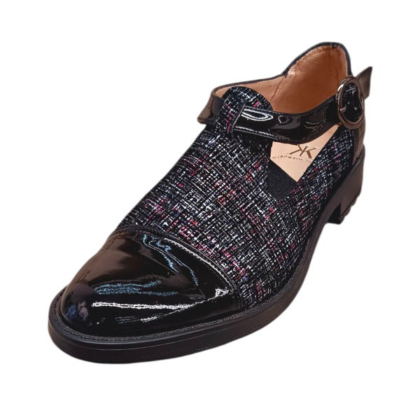 Χειροποίητο φλατ παπούτσι σε συνδυασμό μαύρο λουστρίνι με χρωματιστό μοτίφ δέρμα