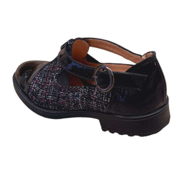 Χειροποίητο φλατ παπούτσι σε συνδυασμό μαύρο λουστρίνι με χρωματιστό μοτίφ δέρμα