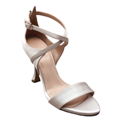 Χειροποίητο νυφικό πέδιλο από ασημί μεταλλικό σατέν ύφασμα