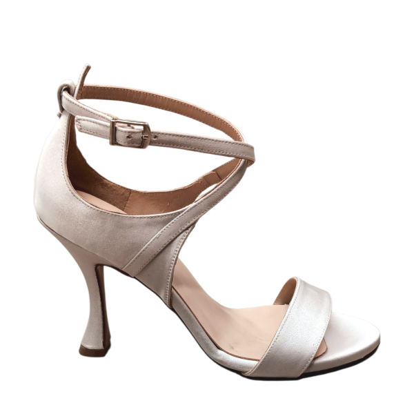 Χειροποίητο νυφικό πέδιλο από ασημί μεταλλικό σατέν ύφασμα