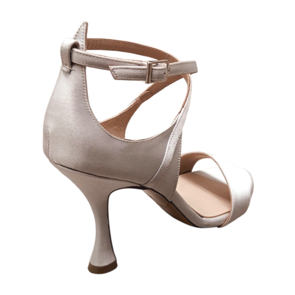 Χειροποίητο νυφικό πέδιλο από ασημί μεταλλικό σατέν ύφασμα