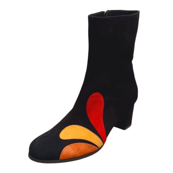 Χειροποίητο δερμάτινο καστόρινο μαύρο μποτάκι με τριχρωμο σχέδιο.