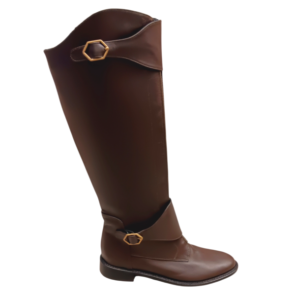 Χειροποίητη δερμάτινη μπότα ιππασίας σε σκούρα σοκολατί απόχρωση, με μπρονζέ διακοσμητικό φερμουάρ, ζωνάκι και μεταλλική λεπτομέρεια