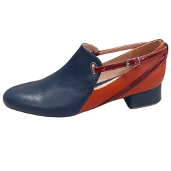 Χειροποίητο φλατ παπούτσι από σκούρο μπλε δέρμα, με μπορντό λουστρίνι λουράκια και ταμπά φτέρνα