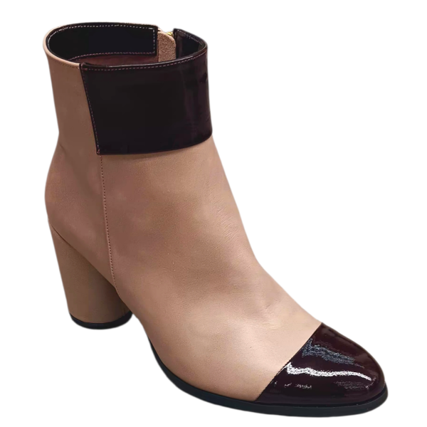 Χειροποίητο μποτάκι σε μόκα απόχρωση, με συνδυασμό δέρματος και μπορντό λουστρινιού