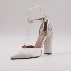 Χειροποίητη νυφική γόβα σε συνδυασμό υπόλευκο σατέν ύφασμα με υπόλευκο χρώμα δαντέλα.