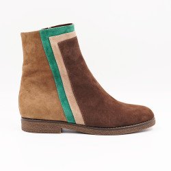 Χειροποίητο φλατ καστόρι μποτάκι μέχρι τον αστράγαλο, σε συνδυασμό τεσσάρων χρωμάτων.