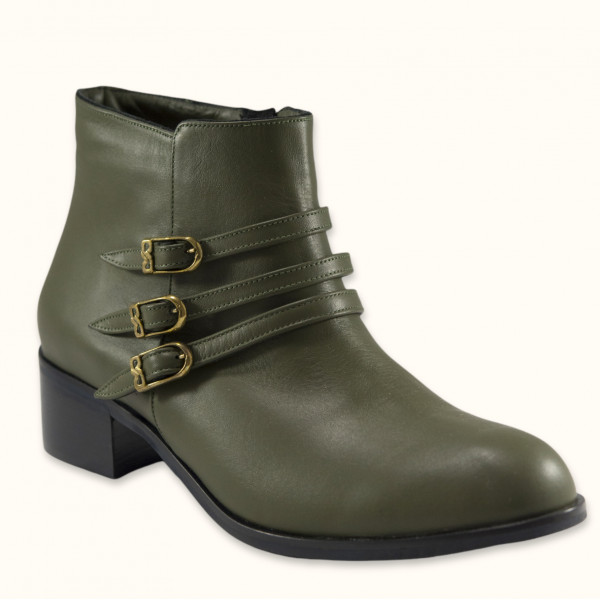 Χειροποίητο μποτάκι μέχρι τον αστράγαλο από λαδί δέρμα, με λουράκια και χρυσά κουμπώματα.