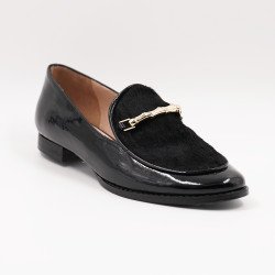 Xειροποίητο μαύρο μοκασίνι από δέρμα πόνυ, διακοσμημένο με χρυσή λεπτομέρεια