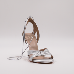 Xειροποίητο δερμάτινο νυφικό πέδιλο σε ασημένιο μεταλλικό χρώμα