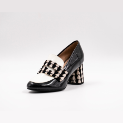 Χειροποίητα δερμάτινα μοκασίνια σε συνδυασμό μαύρου και λευκού λουστρίνι