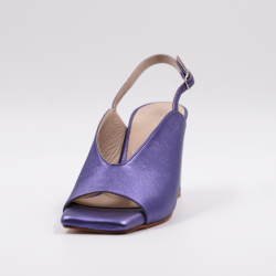 Χειροποίητο νυφικό πέδιλο από μεταλλικό μώβ δέρμα.