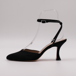  Χειροποίητη νυφική ξώφτερνη γόβα σε μαύρο κρεπ σατέν ύφασμα