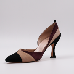 Χειροποίητη δερμάτινη γόβα σε συνδυασμό τριών αποχρώσεων καστόρι. 