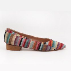 Χειροποίητο φλατ παπούτσι σε πολύχρωμο ύφασμα 