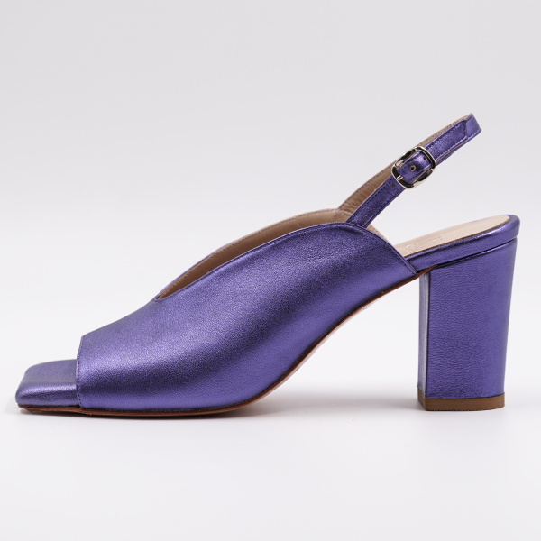 Χειροποίητο νυφικό πέδιλο από μεταλλικό μώβ δέρμα.