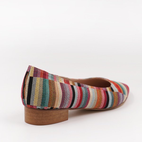 Χειροποίητο φλατ παπούτσι σε πολύχρωμο ύφασμα 