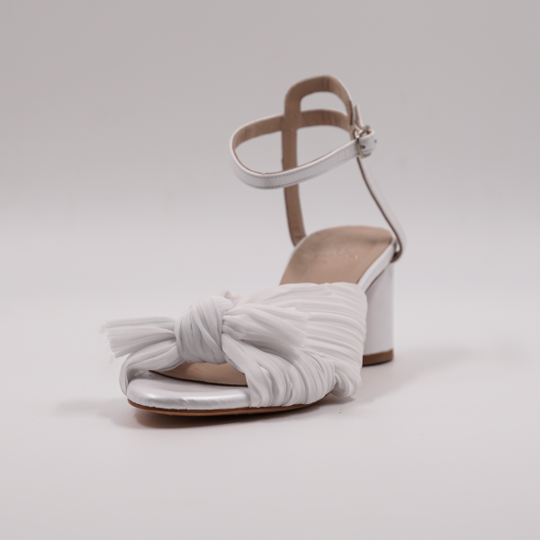 Χειροποίητο πέδιλο σε συνδυασμό υπόλευκη μουσελίνα με άσπρο περλέ δέρμα.