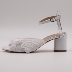 Χειροποίητο πέδιλο σε συνδυασμό υπόλευκη μουσελίνα με άσπρο περλέ δέρμα.