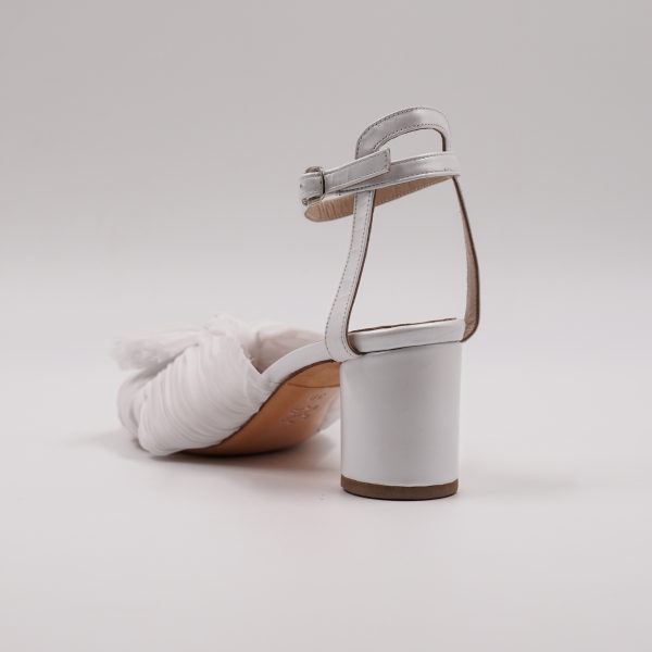 Χειροποίητο πέδιλο σε συνδυασμό υπόλευκη μουσελίνα με άσπρο περλέ δέρμα.