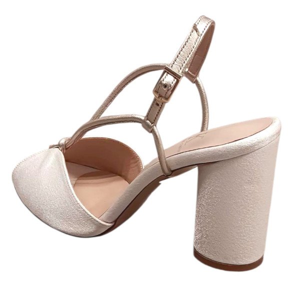 Χειροποίητο νυφικό πέδιλο σε ιβουάρ κρέπ σατέν ύφασμα  