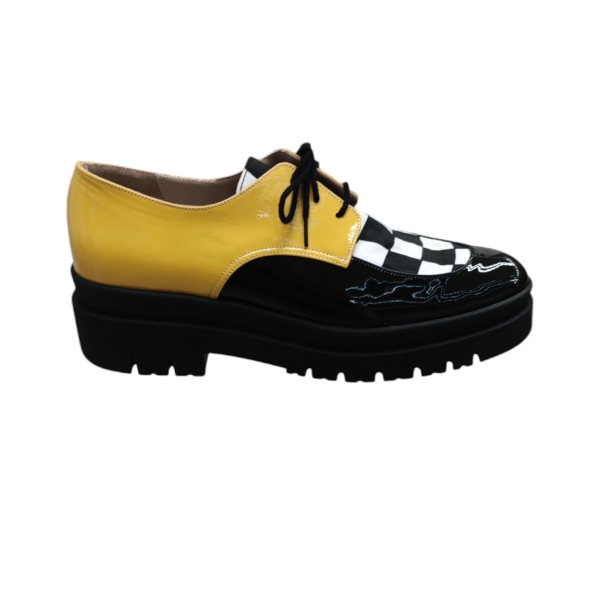 Χειροποίητο δερμάτινο δετό παπούτσι σε συνδυασμό κίτρινο και μαύρο λουστρίνι με ασπρόμαυρο ύφασμα