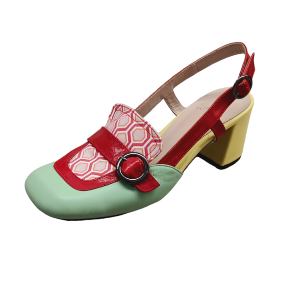 Χειροποίητα δερμάτινα μοκασίνια σε συνδυασμό φυστικί, κίτρινου και κεράσι δέρματος, με χρωματιστό ύφασμα στη γλώσσα.