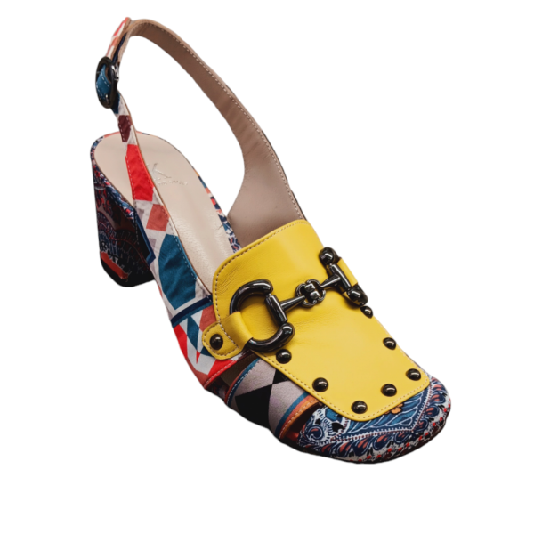 Χειροποίητα δερμάτινα μοκασίνια σε συνδυασμό χρωματιστού υφάσματος με κίτρινο δέρμα και black nickel τρουκς.  Διατίθεται σε οποιοδήποτε χρώμα δέρματος, καστόρι ή ύφασμα, καθώς και σε επιθυμητό ύψος τακουνιού.