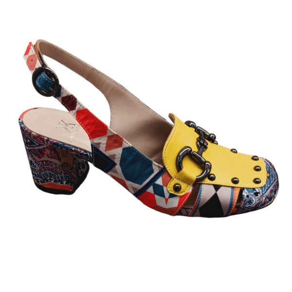 Χειροποίητα δερμάτινα μοκασίνια σε συνδυασμό χρωματιστού υφάσματος με κίτρινο δέρμα και black nickel τρουκς.  Διατίθεται σε οποιοδήποτε χρώμα δέρματος, καστόρι ή ύφασμα, καθώς και σε επιθυμητό ύψος τακουνιού.