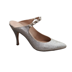 Χειροποίητη ξώφτερνη γόβα σε ασημί γκλίτερ ύφασμα, ασημένια τρέσα με πέρλες