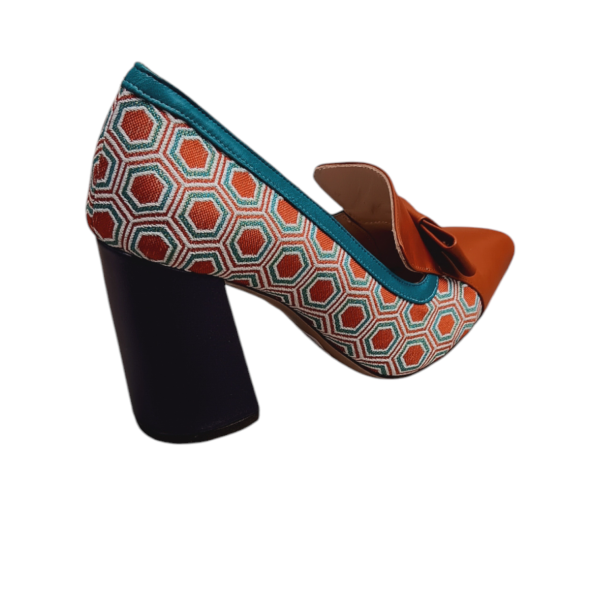 Χειροποίητα δερμάτινα μοκασίνια σε συνδυασμό χρωματιστού υφάσματος με ταμπά δέρμα, διακοσμημένα με δερμάτινο φιογκάκι