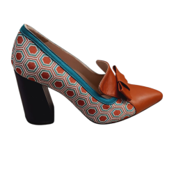 Χειροποίητα δερμάτινα μοκασίνια σε συνδυασμό χρωματιστού υφάσματος με ταμπά δέρμα, διακοσμημένα με δερμάτινο φιογκάκι