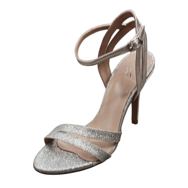 Χειροποίητο νυφικό πέδιλο σε συνδυασμό ασημί γκλίτερ υφάσματος και ασημί μεταλλικού δέρματος.