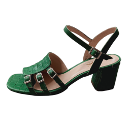 Χειροποίητο πέδιλο από πλεχτό πράσινο δέρμα.