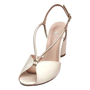 Χειροποίητο νυφικό πέδιλο σε ιβουάρ κρέπ σατέν ύφασμα  