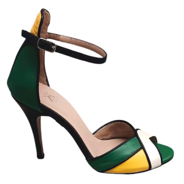 Χειροποίητο δερμάτινο πέδιλο σε κομψό συνδυασμό πράσινου, κίτρινου και λευκού  Διατίθεται σε οποιοδήποτε χρώμα δέρματος, καστόρι ή ύφασμα, καθώς και σε επιθυμητό ύψος τακουνιού.